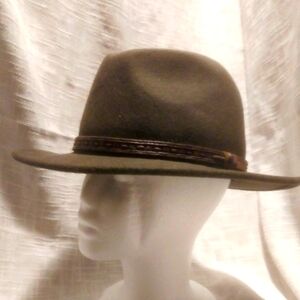 Wool fedora. 2 1/2 in brim Sz M